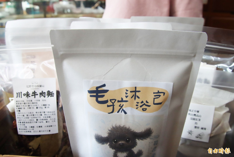 王詔郁開發如毛孩沐浴包等新產品。（記者林宜樟攝）