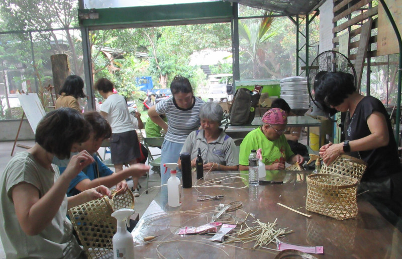學員從不會剖竹到完成作品，學習竹編技巧傳承竹工藝。（林保署南投分署提供）