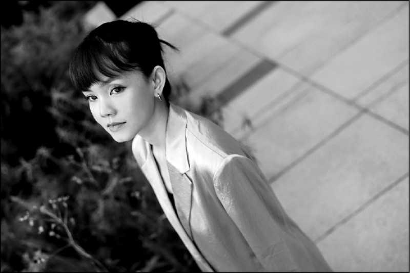 李劭婕在跨域展演中自行編、導、演出《秀梅未說》。