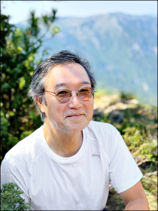 曾在美國、德國生活多年的日本詩人作家四元康祐相當健談。