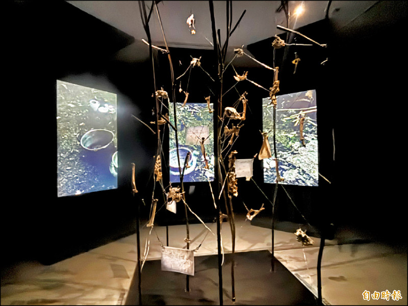 蔡昱廷〈離水山：再臨〉，三頻道錄像、聲音裝置、複合媒材、骨傳導震源、水山村遺骨，尺寸依場地而定。2025。（記者董柏廷攝）