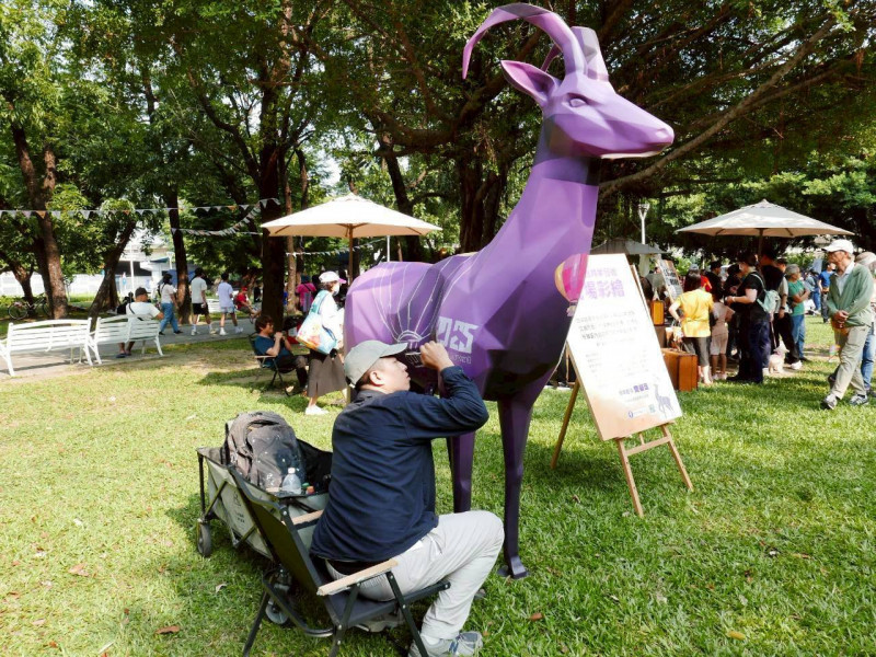 藝術家現場展演藝術品。（高市府提供）