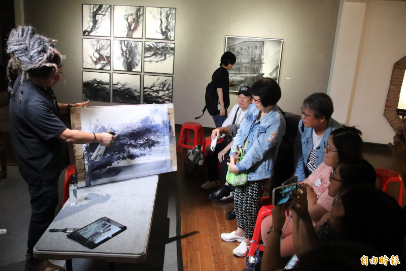 祕魯水彩畫家Nicola’s Lo’pez公開演示他的創作技法。（記者黃美珠攝）