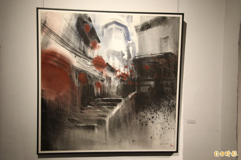 祕魯水彩畫家Nicola’s Lo’pez的水彩畫慣用黑、白2色而已，但是驚艷於九份山城，例外添入少許紅色，成為他獨特的台灣創作印記。（記者黃美珠攝）