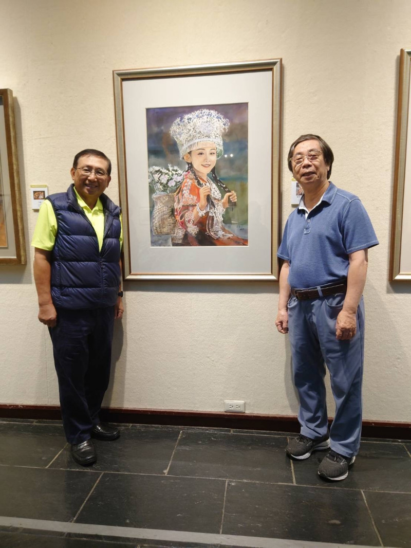 婦產科醫師郭宗正（左）繪畫創作多年，平日常受畫家洪啟元（右）等老師的鼓勵。（郭綜合醫院提供）