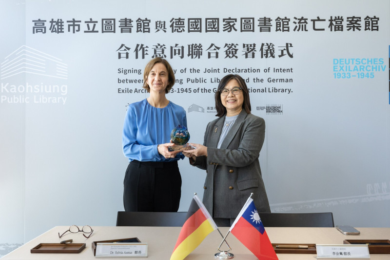 高市圖館長李金鴦（右）與德國國家圖書館流亡檔案館館長Dr. Sylvia Asmus（左）共同簽署MOU合作協議。（高市圖提供）