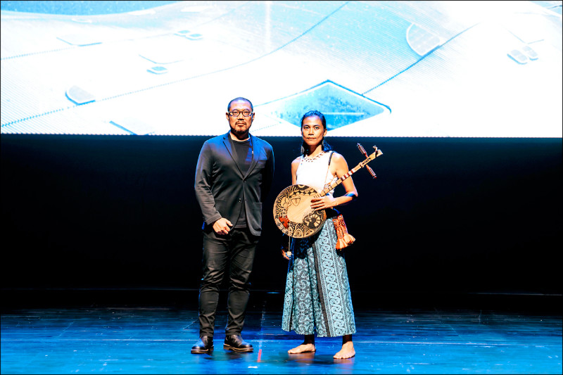 衛武營宣告2026年上半年將推出逾30檔精采節目，藝術總監簡文彬（左）與曾獲第36屆金曲獎「最佳原住民語專輯獎」及「最佳編曲人獎」的月琴歌手戴曉君於宣告會上合影。（林峻永攝影，衛武營提供）