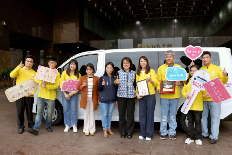 大地酒店董事長王雪梅（右4）率團隊參加復康巴士捐贈儀式，由台北市政府交通局副局長常華珍（右5）代表受贈。（大地酒店提供）