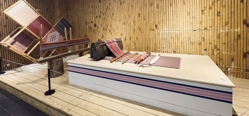 烏來泰雅族許多織品將平織、浮織與挑花技法結合，呈現複合結構的美感。（原民局提供）