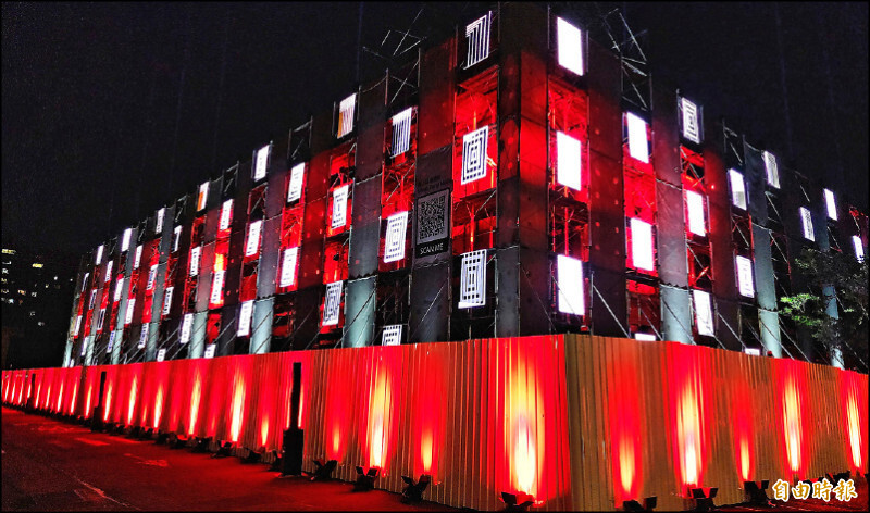 「舊辦公大樓」歷經長時間修復，還曾將修復的鷹架打造成光影藝術裝置。（記者凌美雪攝）