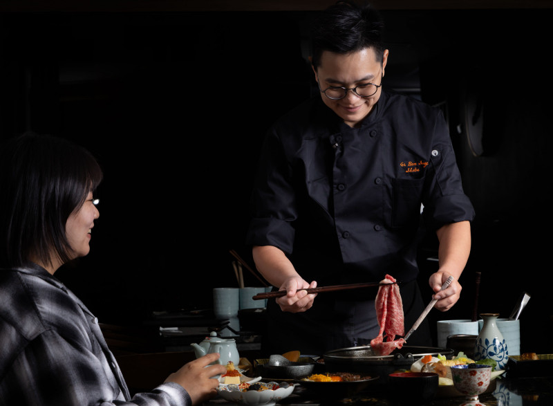 橋山採專人桌邊服務，提供客人專業的尊寵獨享美食體驗。（橋山·壽喜燒提供）