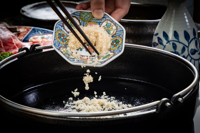 熱鍋「炒糖」至焦糖化，香甜滋味能讓肉片更美味。（橋山·壽喜燒提供）