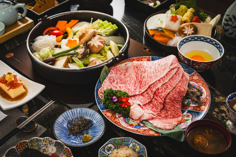 「橋山·壽喜燒」以頂級和牛等高級食材擄獲饕客的心。（橋山·壽喜燒提供）