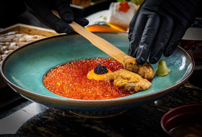 秋季單點奢華版「爆量極上雲丹丼」，放上滿滿海膽、鮭魚卵。（橋山·壽喜燒提供）