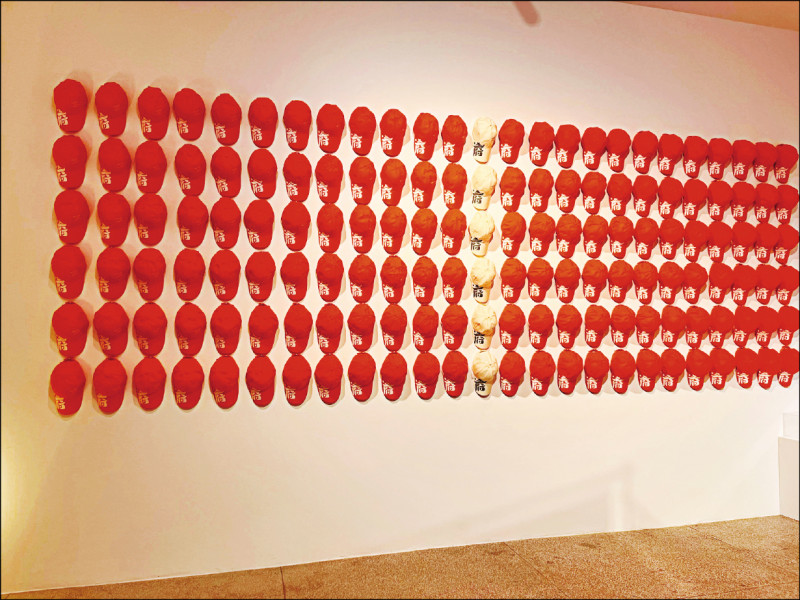 民眾到場打卡並寫下個人的「iF」願望，可領取「一府紀念帽」。（南市美術館提供）