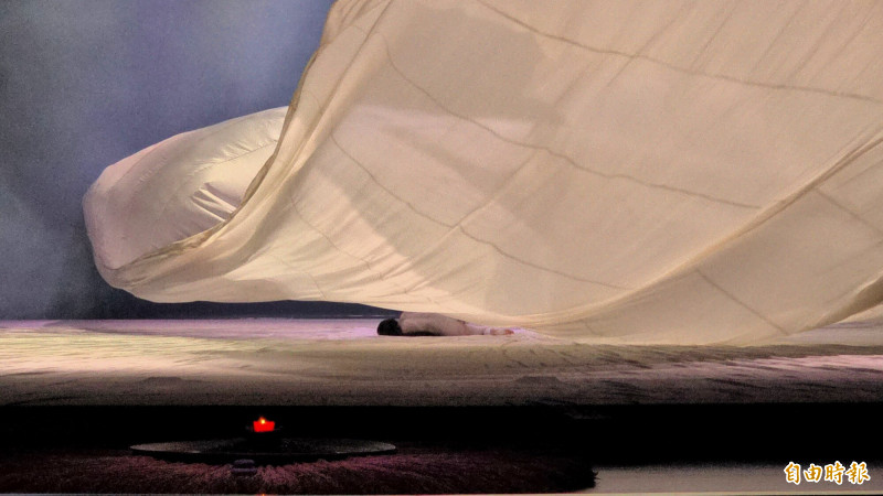 千米白布如封印的冰川，白鳥用盡全力與天地搏鬥。（記者凌美雪攝）