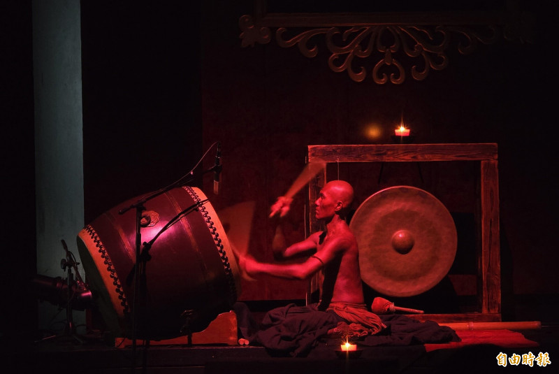 鼓手賀毅明30分鐘的急擊，鼓動白鳥不斷掏出的生命力。（記者凌美雪攝）