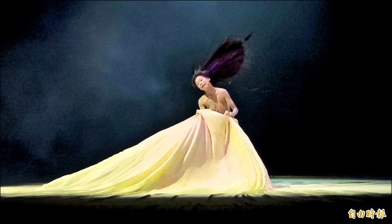 吳明璟30分鐘的獨舞，長髮甩動千回不停歇，展現一般舞者無法企及的能量。（記者凌美雪攝）