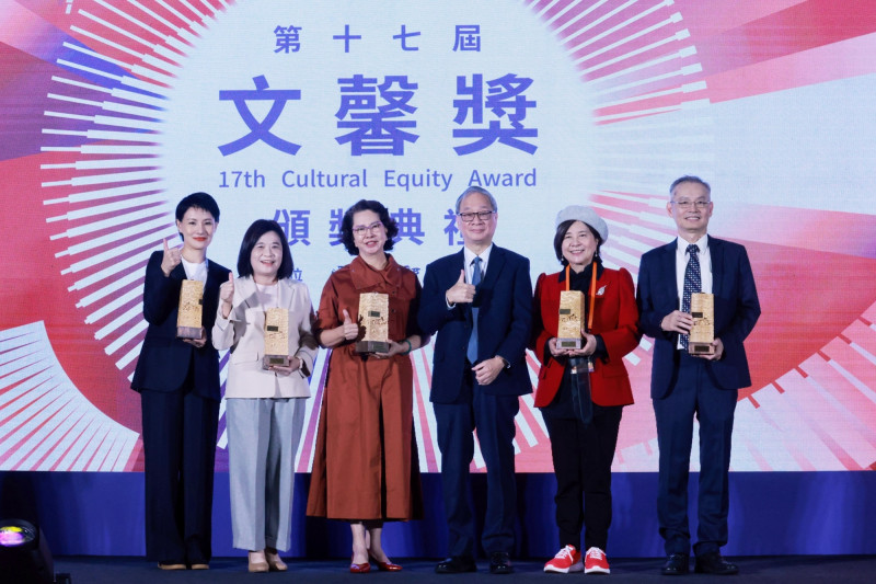 文化部長李遠（右3）頒發文馨獎，與得獎者鴻梅文化藝術基金會（右起）、 趨勢教育基金會、許潮英社會福利慈善事業基金會、張榮發基金會、王道銀行教育基金會代表合影。（文化部提供）