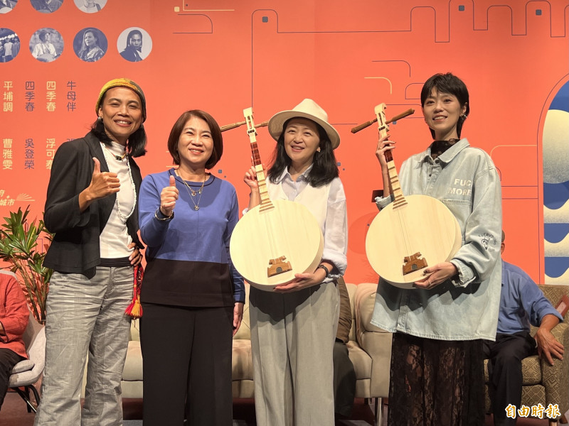 屏東縣長周春米（左2）致贈月琴給李欣芸（右2）及曹雅雯（右1），左1為戴曉君。（記者羅欣貞攝）