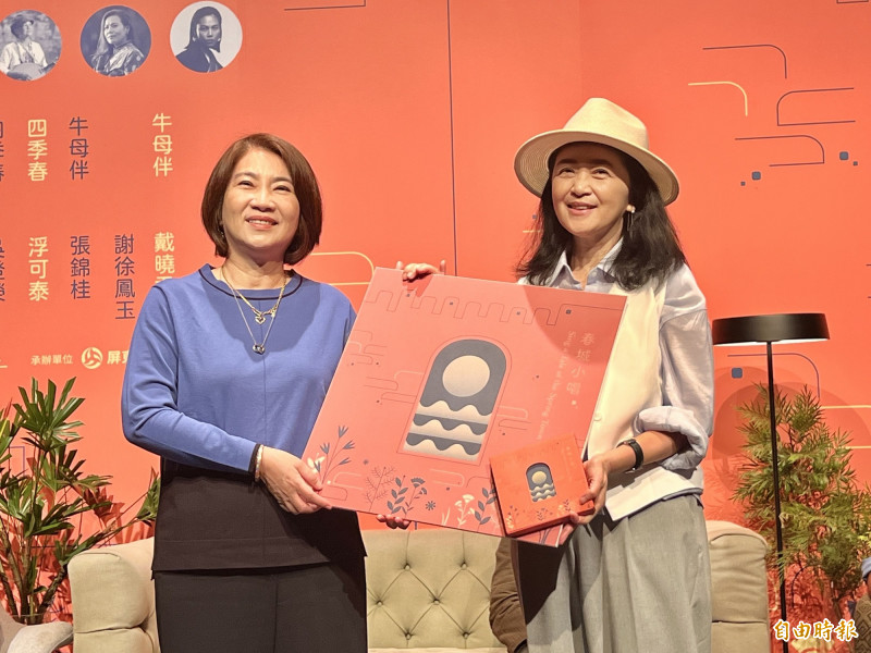 恆春建城150週年紀念專輯《春城小唱》由知名製作人李欣芸（右）製作，11月21日發行，屏東縣長周春米（左）表示，專輯值得細細品味、用心聆聽。（記者羅欣貞攝）