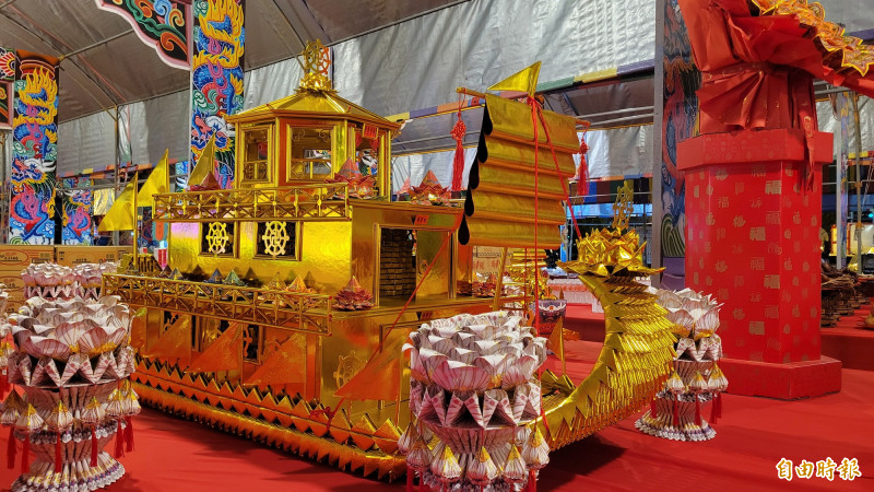 普濟殿王船醮醮壇上的紙藝作品，出自石亦珍之手，將信仰化為形體為萬靈祈安。（記者王姝琇攝）
