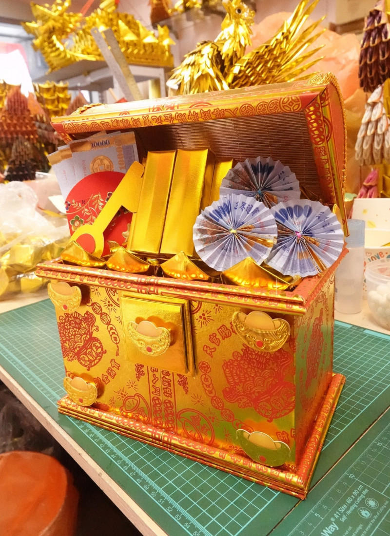 石亦珍最新設計2026年財寶箱。（陳俊文提供）