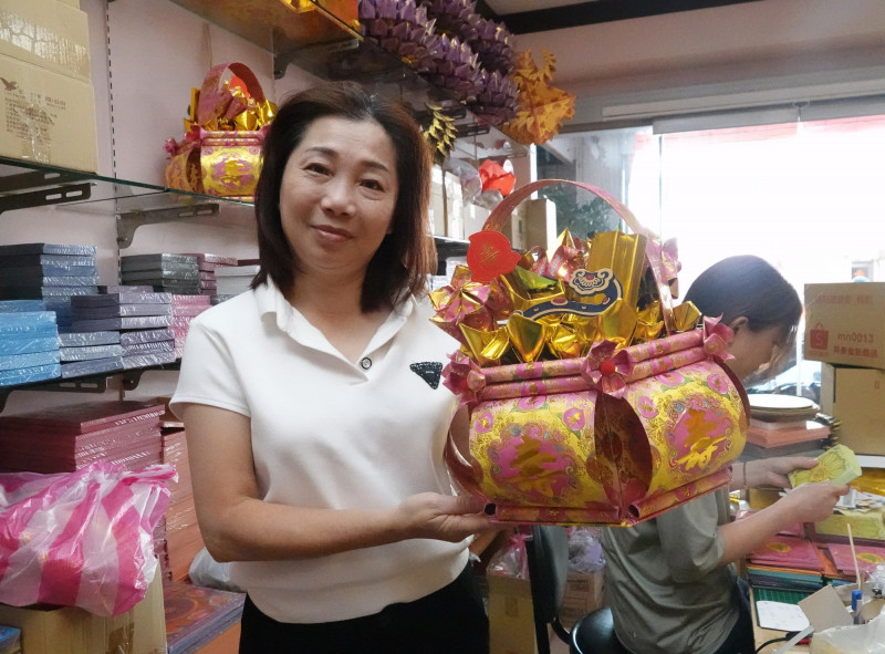 石亦珍（圖）將敬神摺紙提升到藝術創作層次。（陳俊文提供）