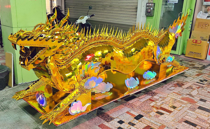 石珍創作的最大尾的紙龍。（陳俊文提供）