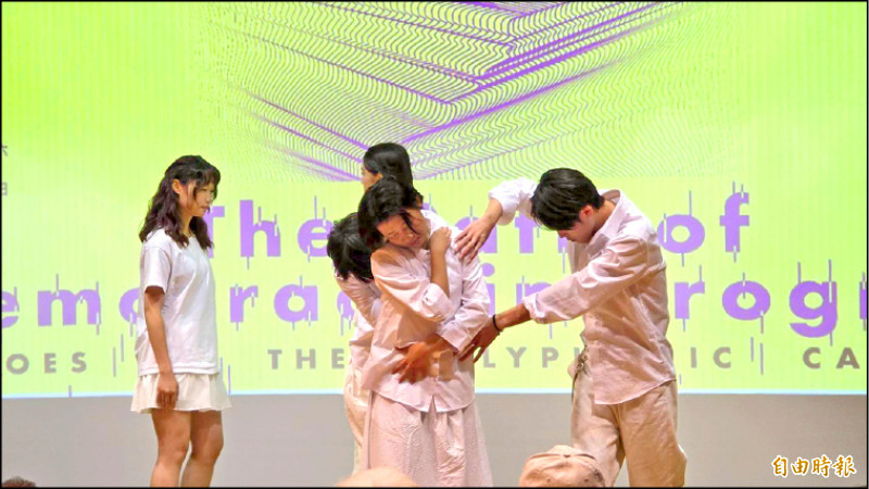 莊敬高職表演藝術科開場表演。（記者黃子暘攝）