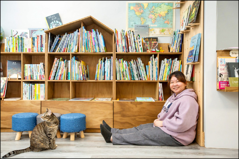 書店創辦人陳立儀與店長菲菲（貓）。