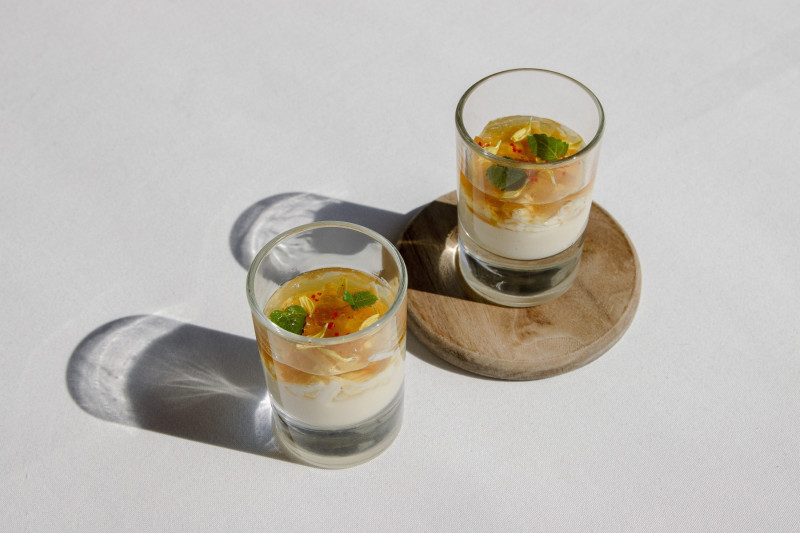 開胃小品「自製豆花佐蟹肉及蝦湯凍」。（北投麗禧溫泉酒店提供）