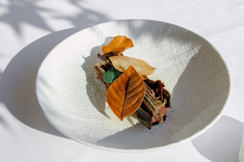 餐後甜點「巧克力閃電泡芙佐糯米麥芽膏與黃金蕎麥」。（北投麗禧溫泉酒店提供）