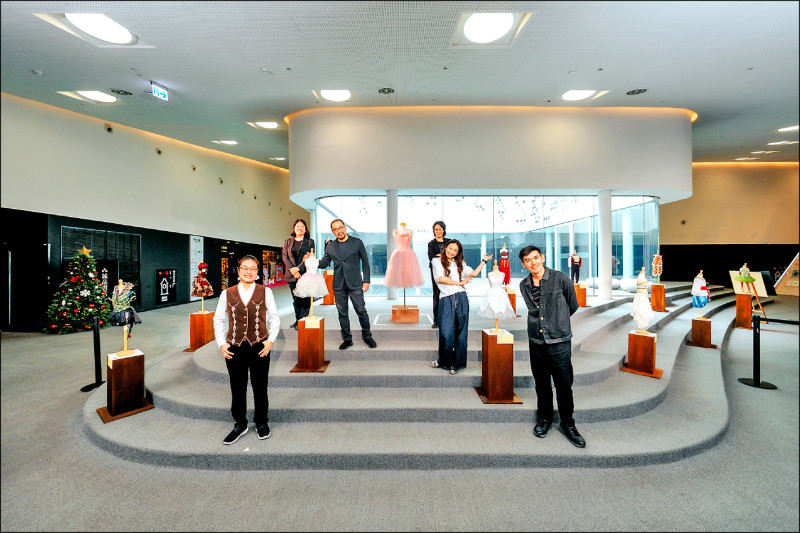 指揮家張尹芳（第1排左）、製作顧問周書毅（第1排右）、編舞暨編劇葉名樺（第2排）、衛武營藝術總監簡文彬（第3排）、北藝大劇場設計學系主任曹安徽（第4排左）、藝術顧問暨服裝製作顧問林璟如（第4排右），於《遇見胡桃鉗的女孩 3部曲》同步推出的「編織成長的風景」特展勇氣舞台展區合影。（衛武營提供）