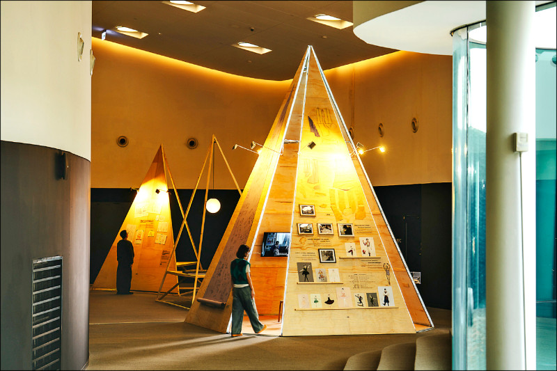 「編織成長的風景」特展的成長之樹展區集結《遇見胡桃鉗的女孩》創作手稿與幕後花絮。（衛武營提供）