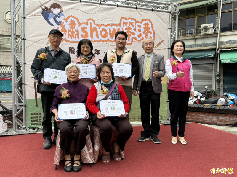 北港鎮公所與文資局合辦刺繡工作坊，20名學員作品在北港登記所展出。（記者李文德攝）