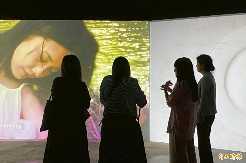 「核糖，足跡，現在進行式」今（27）日起在台南佳里蕭壠文化園區開展。（記者楊金城攝）