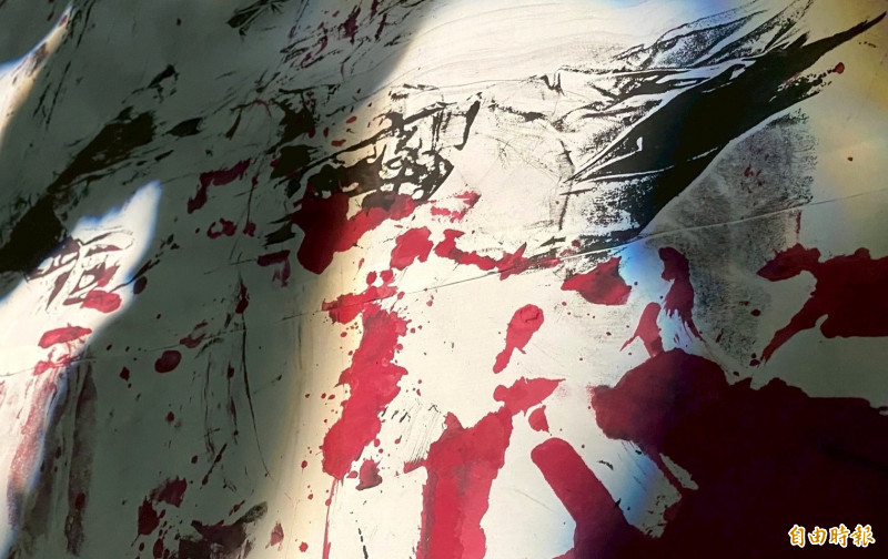 展場入口的大幅水墨。（記者楊金城攝）