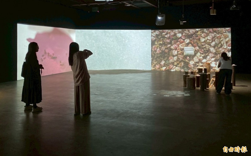 「核糖，足跡，現在進行式」在台南佳里蕭壠文化園區開幕，以影像創作為主。（記者楊金城攝）