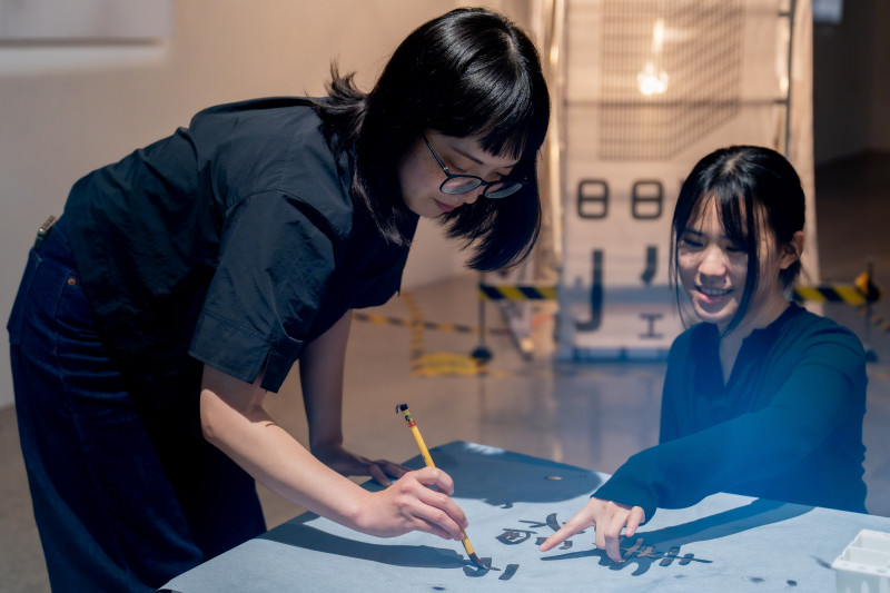 觀眾可運用現場提供之毛筆於吸水布上寫下想留下之文字及語句。（木子立方有限公司攝，新竹市文化局提供）