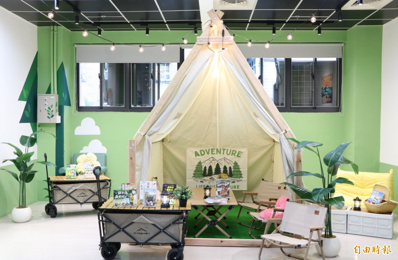 新北市立圖書館中和員山分館方以帳篷、露營椅、草坪與燈串營造野營氛圍，讓讀者可坐在折疊椅、收納箱閱讀，或與朋友一起走入營帳中享受放鬆閱讀時光。（記者羅國嘉攝）