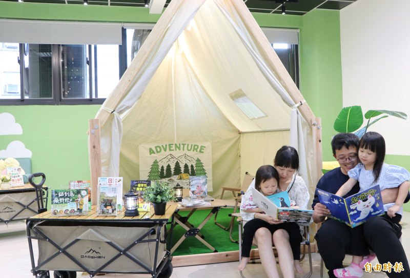 新北市立圖書館中和員山分館經8個月改造後今（28）日重新開館，全新的露營風閱讀角成為最大亮點。（記者羅國嘉攝）