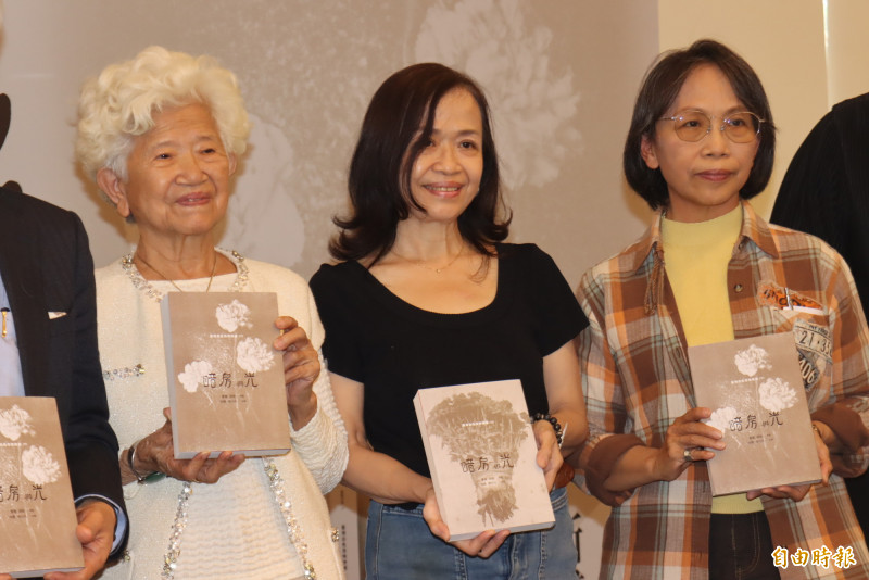 詩選作者曹開的太太曹喜（左）與女兒曹貴理、白貴玲。（記者翁聿煌攝）