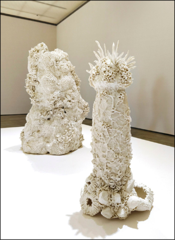 佐合道子2019年作品〈永恆〉（後）、2016年作品〈乳房〉。