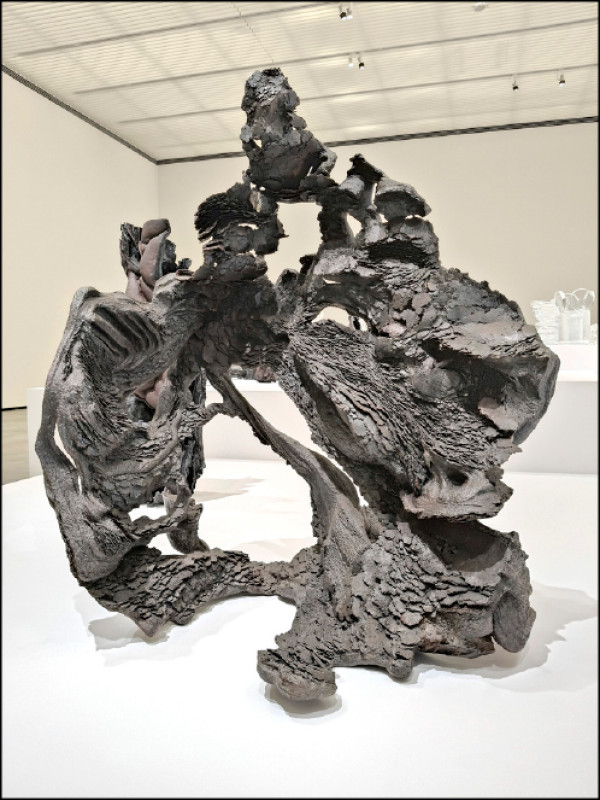 留守玲2005年作品〈水蜜桃抽筋〉。