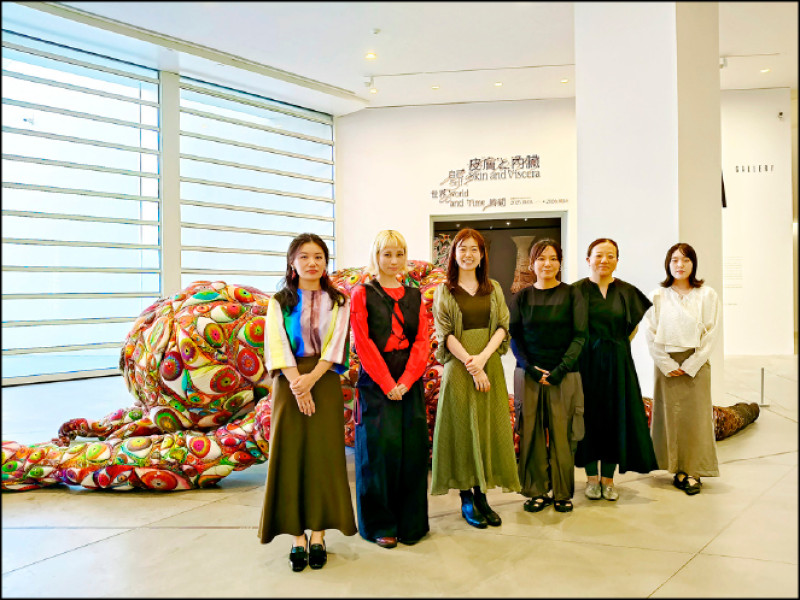 參展藝術家合影，左起：宮田彩加、山下茜里、小林萬里子、牟田陽日、佐佐木類、綿結。