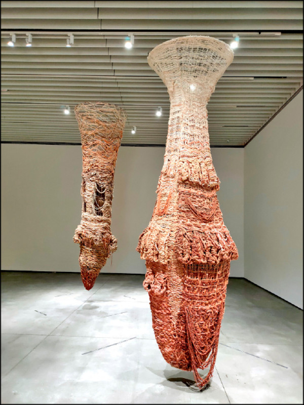 綿結2024年作品〈生命〉（後）、2023年作品〈白紙〉。