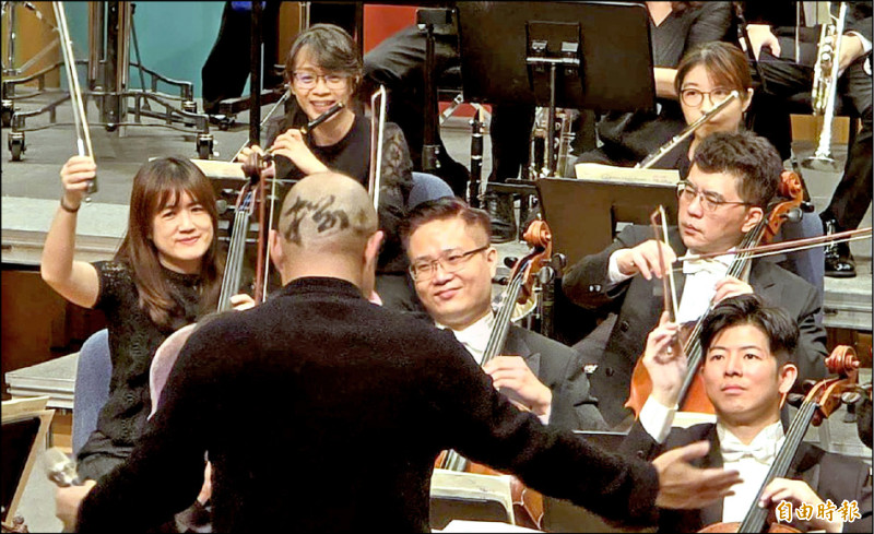 簡文彬特別為國台交團慶音樂會做了髮型刺青「捌十」。（記者凌美雪攝）