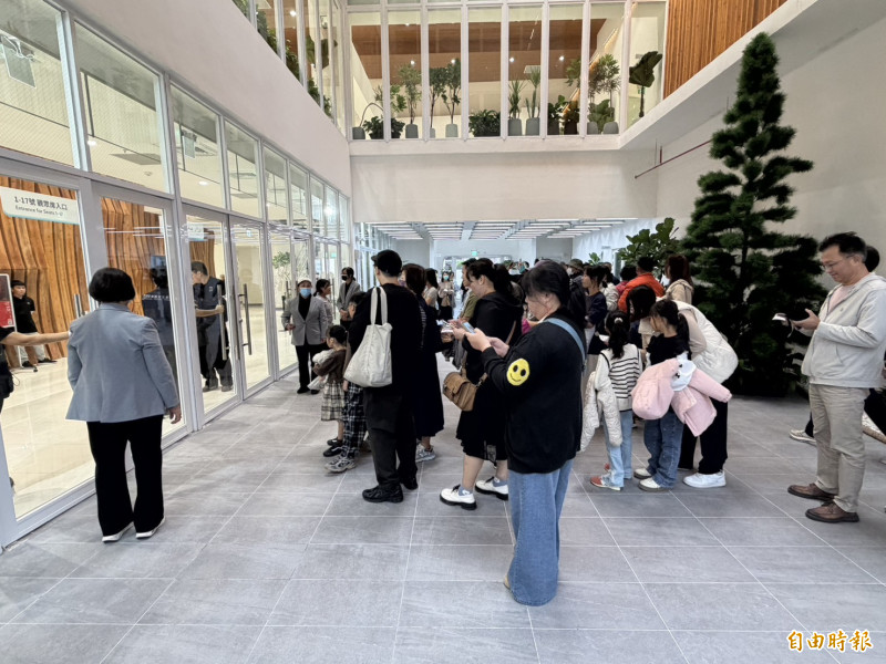 恆春文化中心首次售票演出，排隊人潮湧。（記者蔡宗憲攝）