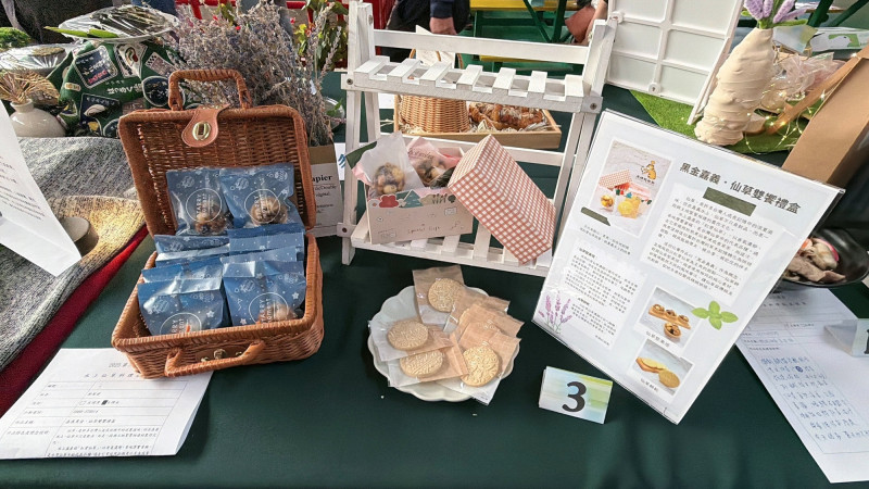 烘焙類第一名虎媽玩甜點「仙草餅乾＆仙草堅果塔」。（水上商圈協會提供）